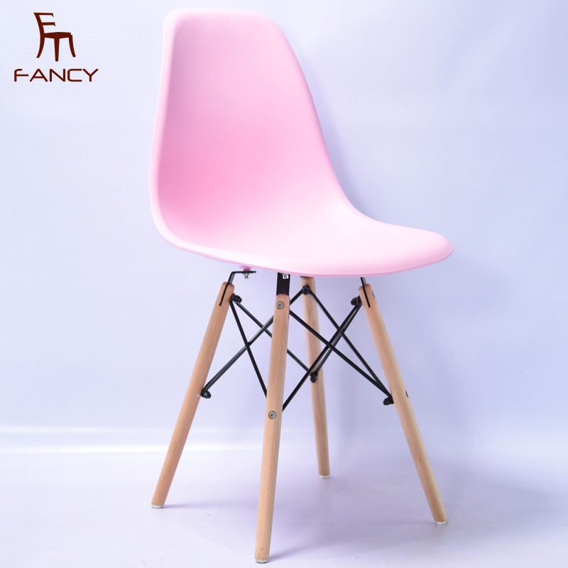 Factory sell modern dining chairs set of 4 nordic style chairs gray PP plastic beech wood legs plastic chairs for dining room 