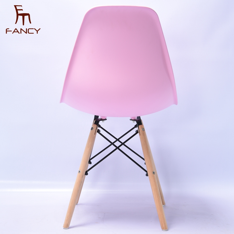 Factory sell modern dining chairs set of 4 nordic style chairs gray PP plastic beech wood legs plastic chairs for dining room 