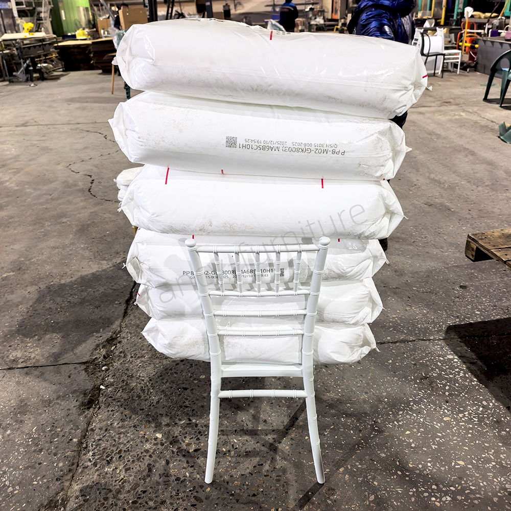 Plastic-chair23.jpg