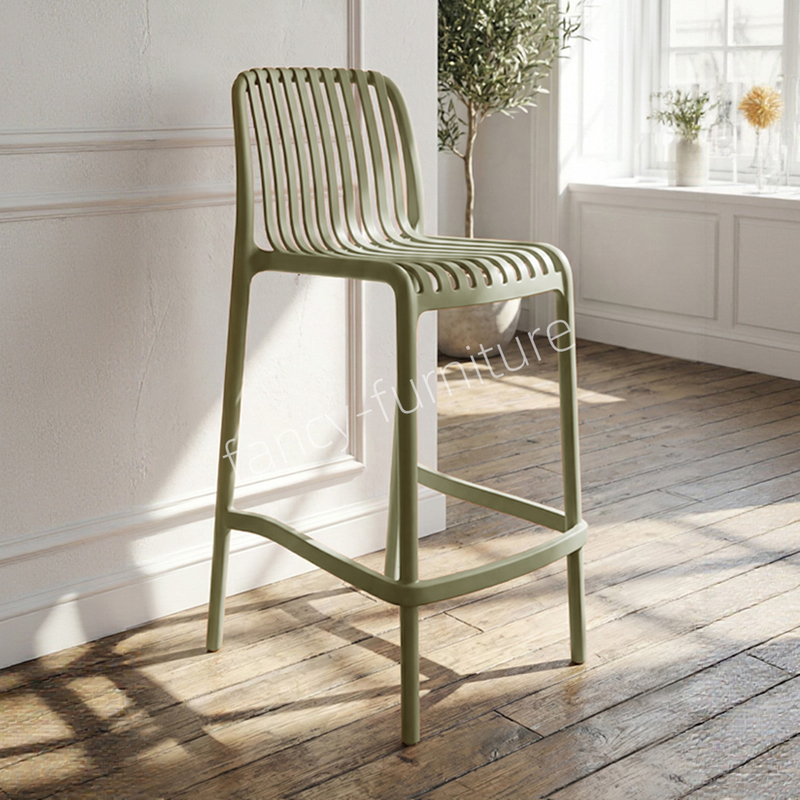 Factory-direct high-quality vertical-slat plastic bar stools; stackable and suitable for outdoor use, weddings, and various occasions; customizable in a range of colors.