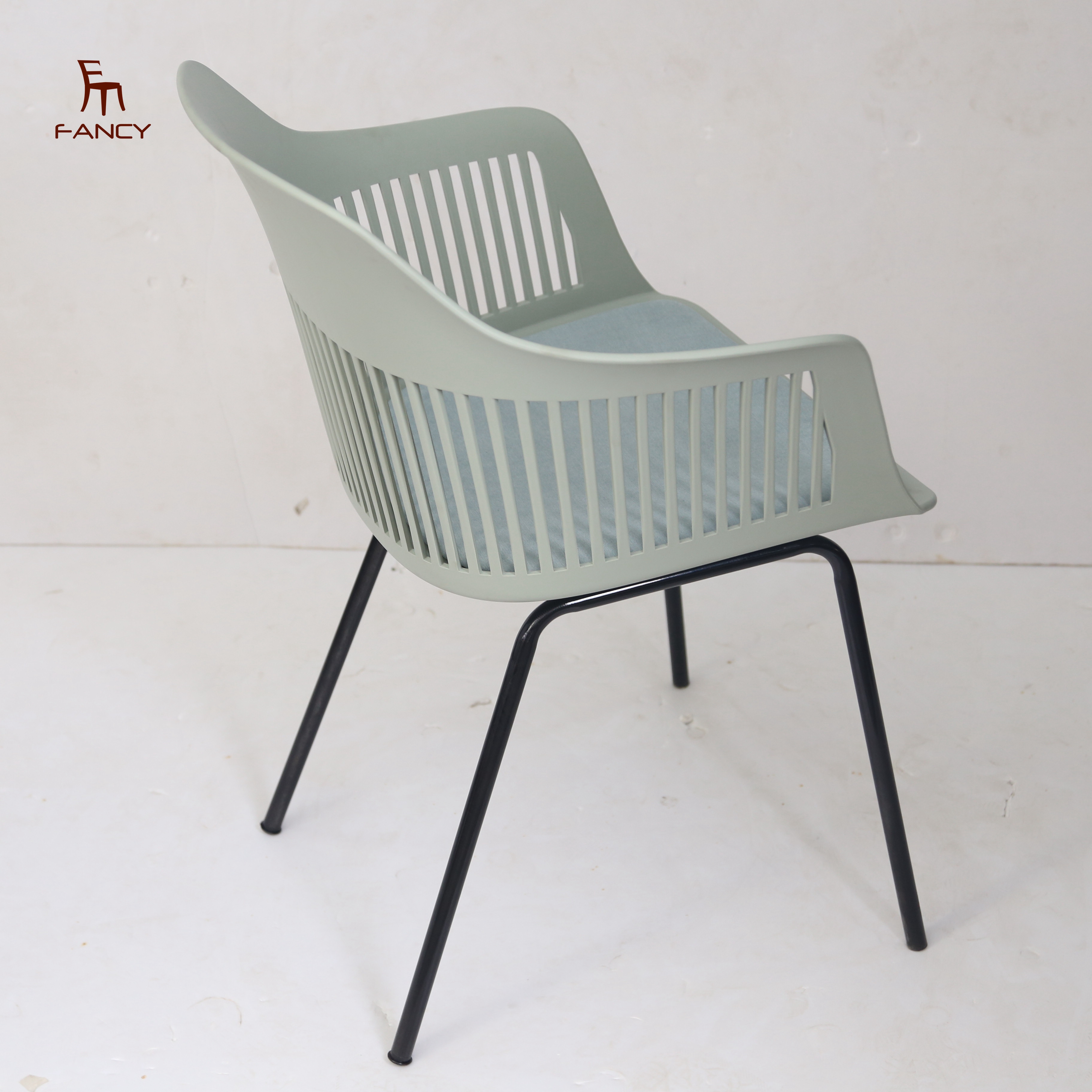 Hot Sale Leisure Chair With Metal Leg PP Dining Chair Living Room Plastic chair